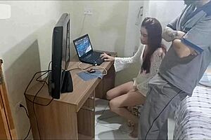 novinha sozinha em casa recebe o manutencista tarado c�mera escondida