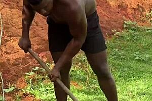 Patroa Gostosa Checks the Construction Site, Catches the Worker Masturbating, and Offers Her Pussy Bareback to the BBC Pedreiro in Public