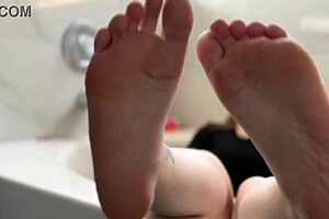 i'm obsessed with this blonde babe's oiled feet display