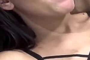 i'm novinha giving kisses to the sarado in this homemade athletic couple scene