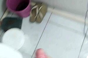 quer ver uma brasileira tatuada dando punheta no natal antes da ceia?