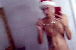 quer ver uma brasileira tatuada dando punheta no natal antes da ceia?