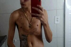 quer ver uma brasileira tatuada dando punheta no natal antes da ceia?