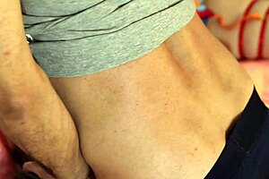 ककॉल्ड पति देखता है कि बीवी की चूचियों पर कुम आता है इंटेंस थ्रीसम में