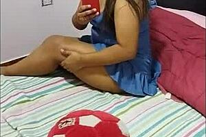 Mi hermanastro me descubre masturbandome en la habitacion el muy cachondo me folla y me llena la cara de leche historia completa