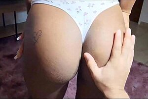 caliente hijastra seduce a padrastro mientras ven una película caliente