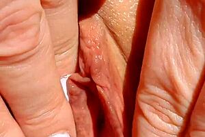 Maturemons Delivers Intense Close-Up Yoni Massage Action