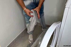 लाल बाल वाली लातीना कूगर बड़े स्तनों वाली लिंगरी में कमरा कुंजी देती है एक्शन के लिए