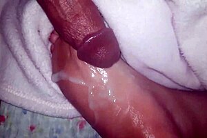 Watch this hot cumshot landing on those oiled feet!