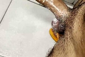 masturbándome en el baño del gym durante el workout con bodybuilder