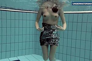 Flashing Bright Tits Underwater Gets Everyone So Turned On!