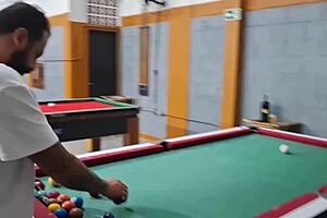 Ela não sabia sinuca, mas levou vara na caçapa do banheiro!