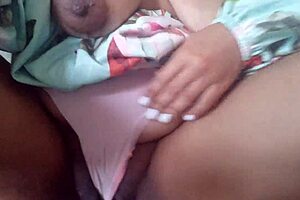 ven tocame papi explorame todo mi cuerpo y masajea este coño jugoso?