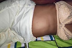 हॉट डेम! बेंट ओवर डॉगीस्टाइल फकिंग शेव्ड चूत के साथ हार्डकोर