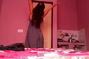 i masturbate in friends room, im horny, fingering my huge ass and screamin