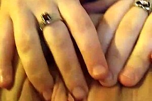 Playing with wet pussy to friends porno!