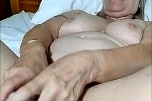 first play with my awesome new toy brings housewife orgasm