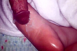 Watch this hot cumshot landing on those oiled feet!