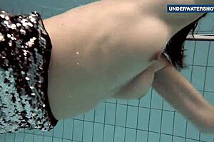 Flashing Bright Tits Underwater Gets Everyone So Turned On!