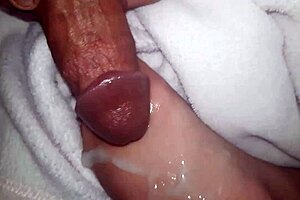 Watch this hot cumshot landing on those oiled feet!