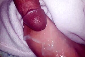 Watch this hot cumshot landing on those oiled feet!