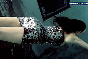 Flashing Bright Tits Underwater Gets Everyone So Turned On!