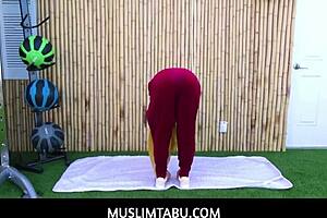 अरे, ये अरब टीन 18+ वाइफ किरा पेरेज हिजाब पहने ट्रेनर से धोखा देती है