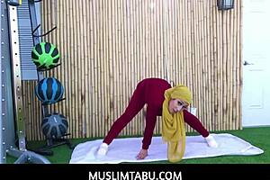 अरे, ये अरब टीन 18+ वाइफ किरा पेरेज हिजाब पहने ट्रेनर से धोखा देती है