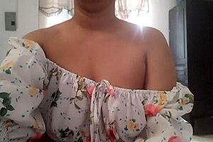 i'm the horny brunette giving pleasure in homemade sex