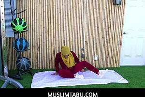 अरे, ये अरब टीन 18+ वाइफ किरा पेरेज हिजाब पहने ट्रेनर से धोखा देती है