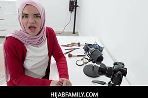 Arab teen stepsister Naudi Nala seeks $1000 loan from stepbro