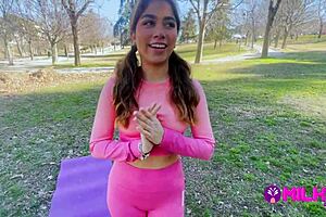 Fan Gordito Logra Follar Y Llenar El Coño De Leche A Una Actriz Peruana Que Encontró Haciendo Ejercicios En El Parque.