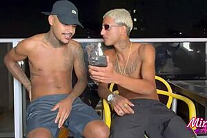 Funkeira calls young guy to her ape and they fuck on the balcony 😏