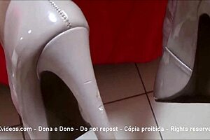 Submissive Wife Reveals Massive Ass in Homemade Video