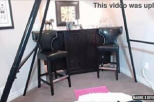 Maxine Spreads Her Bubble Ass To Dildo Fuck Herself In Webcam Show