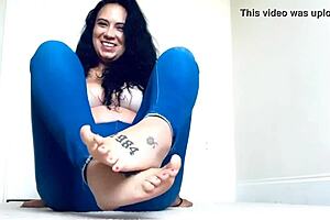 Hey, wanna see how I tickle and tease with my wrinkled bare feet?