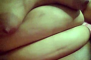 exibindo e tocando minha buceta cheia de tesão