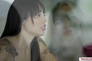 Vanessa Sky and Slimthick Vic have hot lesbian sex! 😍