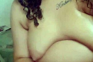 exibindo e tocando minha buceta cheia de tesão