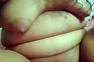 exibindo e tocando minha buceta cheia de tesão