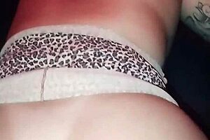 Ruiva novinha leva gozada na cara de dois coroas no gloryhole na casa de swing