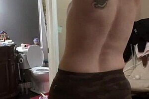 Subsecretary undresses during workout 💪