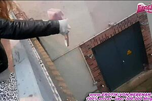 deutsche schlampe pisst öffentlich in die handtasche