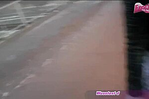 deutsche schlampe pisst öffentlich in die handtasche