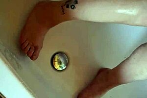 dreckige f��e in der badewanne waschen