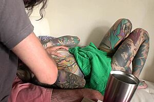 全身tatooの凛さんが服を脱いだ裸体を見たらむらむらして乳首や首筋を吸い、濃厚なdキスで舌をまぜあわせ、勃起したチポを愛くるしそうに舐める