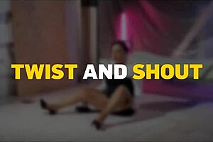 चेक बॉस क्रिस्टिना सैंटेस मजा लेती है वाइल्ड सेक्स में स्ट्रेंजर के साथ ऑफिस में