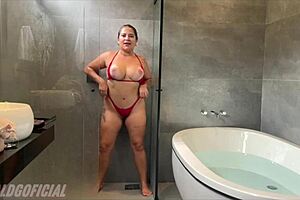 Hotwife's bath turns into wild threesome