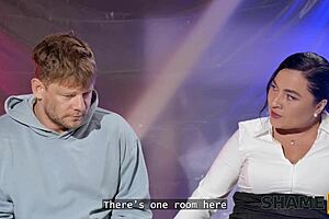 चेक बॉस क्रिस्टिना सैंटेस मजा लेती है वाइल्ड सेक्स में स्ट्रेंजर के साथ ऑफिस में