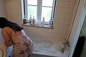 Latina wife calls handyman to fix hot tub